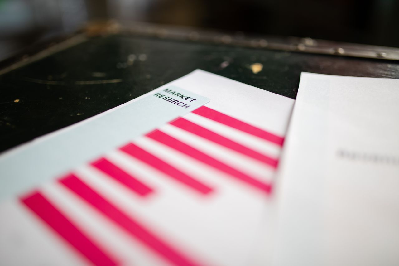 Une vue rapprochée d’un document d’étude de marché présentant un graphique en barres et mettant l’accent sur les tendances du marché.